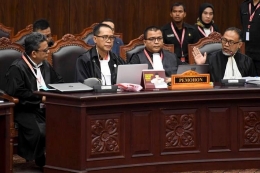 Kuasa hukum Calon Presiden dan Wakil Presiden nomor urut 02 selaku pemohon Bambang Widjojanto (kanan) dan Denny Indrayana (kedua kanan) mengikuti sidang perdana Perselisihan Hasil Pemilihan Umum (PHPU) sengketa Pilpres 2019 di Mahkamah Konstitusi, Jakarta, Jumat (14/6/2019).