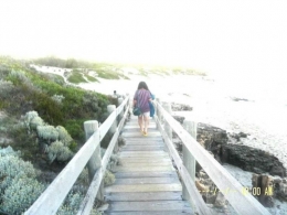 ket.foto: Lina ,istri saya mendaki dan menuruni tangga  yang lumayan curam di pantai /dokpri