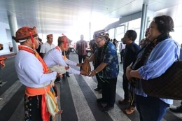 Menteri Bambang bersama Istri diterima secara adat di Bandara Komodo (https://www.facebook.com/790113587795708/posts/1414731915333869/?app=fbl)