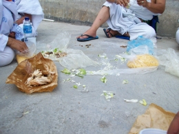 Jamaah Haji (2008), makan dan ngemil di Muzdalifah. Dokumentasi Pribadi.