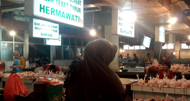 Para perempuan jagal ayam sedang menanti pelanggan di Pasar PSPT Tebet Jakarta Selatan|Dokumentasi Pribadi