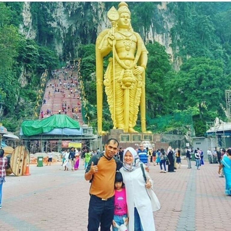 Anak, menantu, dan cucu, berposei di halaman Batu cave. Dokumentasi Pribadi.