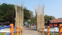 Saat masuk ke Grand Maerakaca, disambut dengan gapura unik dari bambu yang menarik perhatian. (Dok. Wahyu Sapta).
