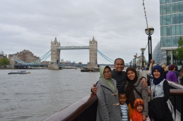 Selfi bersama anak, menantu, cucu, dan seorang mahasiswa asal Indonesia di pinggir Sungai Thames. Dokumentasi Pribadi.