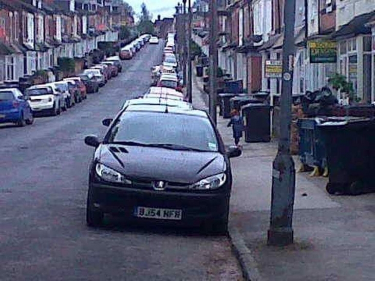 Jejeran tong sampah di depan kos-kosan, di Hubert Road Selly Oak West Midland Birmingham. Dokumentasi Pribadi.