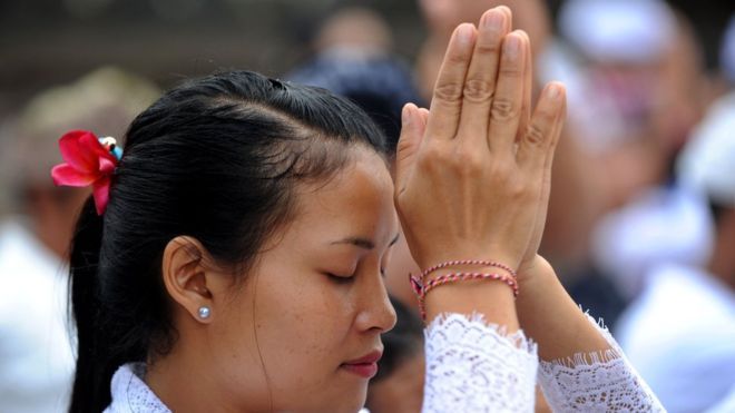 Makna Gelang Tridatu bagi Masyarakat Hindu di Bali | Sumber : wisatabaliku.com