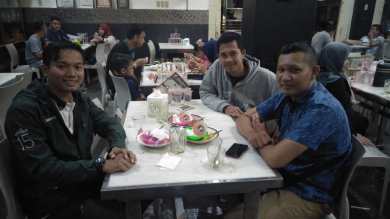 Ketua BEM Politeknik Kutaraja Hasbi bersama rekan sejawatnya Presma Unsyiah Rival Perwira beserta Sekjen Sumardi melakukan pertemuan di sebuah warung kopi di Banda Aceh, Sabtu, 22/6/2019 | FOTO: Hasbi