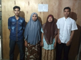 Penerima Beasiswa Bidikmisi tahun 2018, Ajrul Amilin (sebelah kanan) bersama ibu dan kakaknya di rumah mereka di kawasan Blang Bintang, Aceh Besar | Foto: Ajrul 
