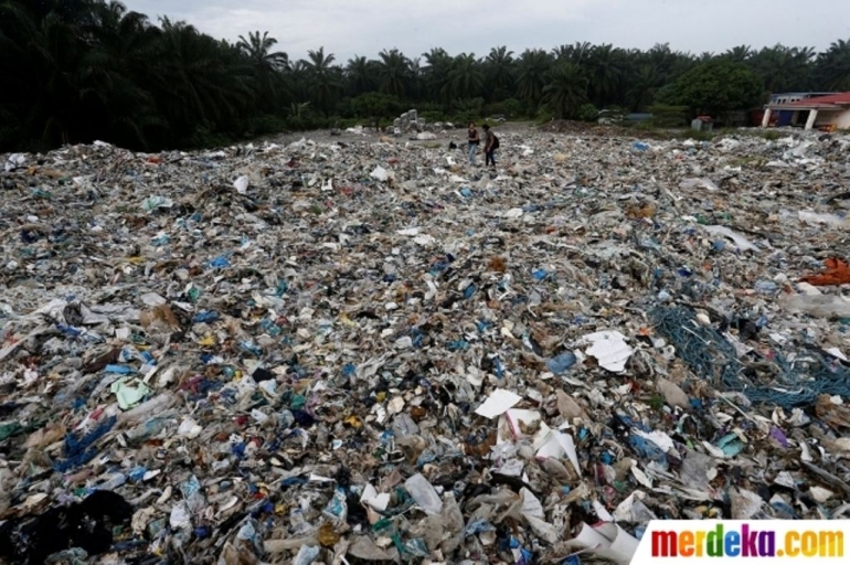 Penampakan tumpukan sampah di luar pabrik daur ulang ilegal di Jenjarom, Kuala Langat, Malaysia, (14/10). Kondisi ini terjadi karena banyaknya pabrik pengolahan sampah ilegal yang bermunculan di Pulau Indah, Malaysia.Sumber Foto: merdeka.com