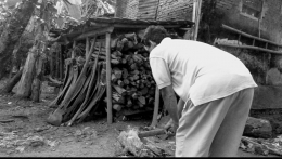 Masyarakat desa memanfaatkan kayu sebagai bahan bakar memasak (Dokumentasi pribadi)