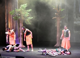 Pemakaian properti tidak menjadi beban dalam drama musikal Arjuna (foto: Retty N. Hakim)