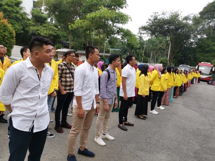 Mahasiswa UT Pokjar Kuala Lumpur mengikuti apel pembukaan UAS 2019. (Dok. Pribadi)