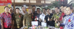 Anggota DPR-RI Darmadi Durianto, Daniel Johan dan para ketua perkumpulan masyarakat Kalbar bersama penyanyi legendaris Indonesia Obbie Mesakh/Foto: Dok PMPG