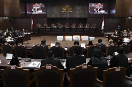 Hakim Mahkamah Konstitusi menunjukan sebagian bukti pihak pemohon yang belum bisa diverifikasi saat sidang Perselisihan Hasil Pemilihan Umum (PHPU) presiden dan wakil presiden di Gedung Mahkamah Konstitusi, Jakarta, Rabu (19/6/2019). Sidang tersebut beragendakan mendengarkan keterangan saksi fakta dan saksi ahli dari pihak pemohon. (ANTARA FOTO/Hafidz Mubarak A)