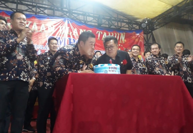Ketua Umum PMPG Cen Ji Lung/Sonny Cen bersama Anggota DPR-RI Darmadi Durianto meniup lilin saat acara HUT ke-1 PMPG di Raja Kuring Restaurant Jakarta, Minggu (23/6/2019) malam/Foto: Ist