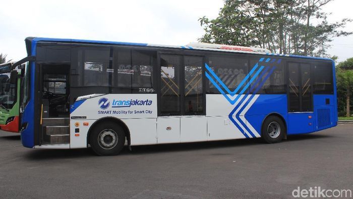 Bus tunggal dengan pintu depan dan belakang untuk penumpang (Foto: detik.com)