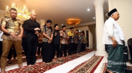 Ketua Majelis Ulama Indonesia (MUI) Nonaktif Ma'ruf Amin (kanan) saat megimami Sholat Maghrib Artis Deddy Corbuzier (kedua kiri), Ulama Gus Miftah (ketiga kiri) dan Ulama Yusuf Mansur (keempat kiri) di kediamannya di Jakarta, Jumat (21/6/2019). Kedatangan Deddy Corbuzier menemui Ma'ruf Amin untuk meminta doa sekaligus agar lebih mengenal islam usai Deddy Corbuzier resmi memeluk agama Islam. TRIBUNNEWS/IRWAN RISMAWAN 