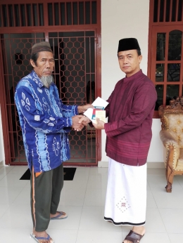 Atok Din, saat menerima Paspor dari Wabup Bangka, Syahbudin sebelum berangkat Umroh. (Dok.Pribadi)
