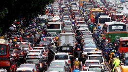 Potret kemacetan di ruas jalan Jakarta (sumber : okezone) 