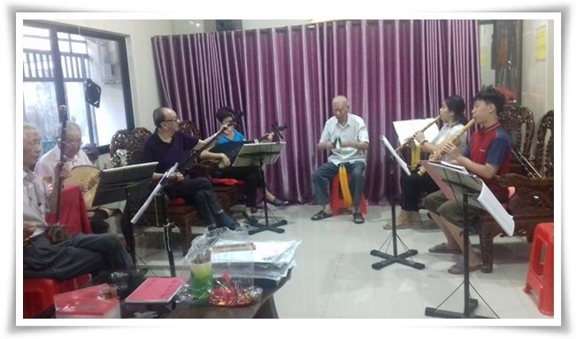 Generasi tua dan generasi muda berpadu dalam latihan musik nanyin (Dokpri)