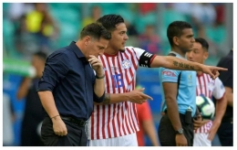 Pelatih Paraguay, Eduardo Berizzo berbicara dengan pemainnya. (Sumber: Copaamerica.com)  