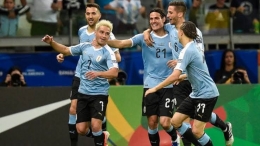 Para pemain Uruguay rayakan gol di laga melawan Ekuador. (Indosport.com)