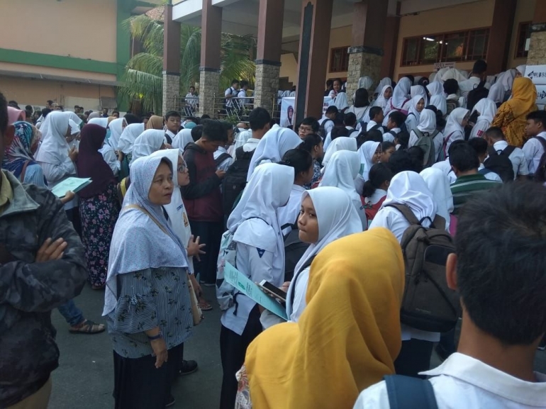 kerumunan siswa peserta PPDB 2019 saat verifikasi hari pertama di SMAN 7 Surakarta (sumber: dok.pri)