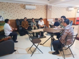 Bupati Bantaeng (kiri) menggelar pertemuan dengan Pimpinan NKK di Wisma Bonthain (24/06/19 Dokpri).