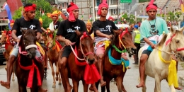 Selama sepekan penuh, 4-13 Juli 2017 Pemerintah Nusa Tenggara Timur menggelar Parade 1001 Kuda Sandelwood di empat kabupaten berbeda di Pulau Sumba.(ANTARA FOTO/KORNELIS KAHA)