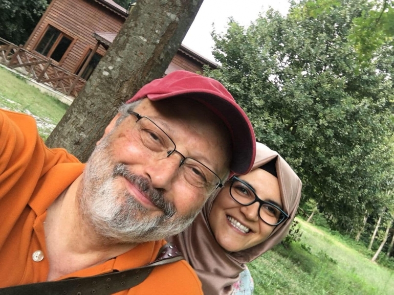 Kemesraan Jamal Kashoggi dan calon istrinya Hatice Cengiz | theindependent.co.uk