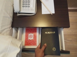 Salah satu yang menarik di sini adalah disediakan dua kitab suci, yaitu Al Qur'an dan Alkitab yang diletakkan di laci samping tempat tidur (Dokumen: Yakob Arfin)