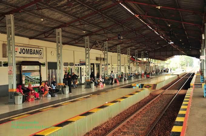 Suasana Stasiun Jombang (Sumber: Yuktravelling.com)
