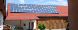 Panel surya dipasang di atap rumah untuk menangkap sinar Matahari dan mengubahnya menjadi energi listrik (sumber: https://upload.wikimedia.org)