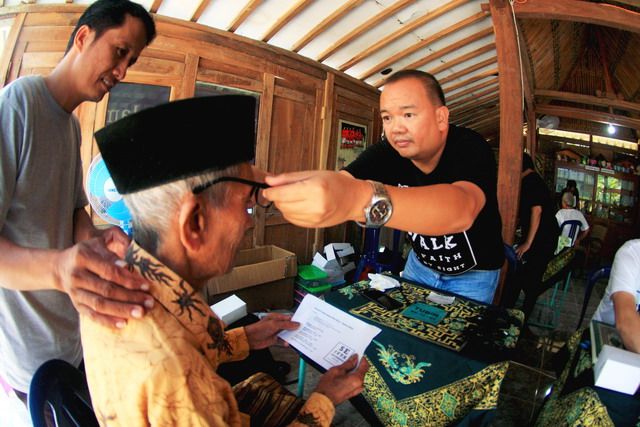 Kadang dibutuhlan pendamping untuk menerjemahkan bahasa Jawa halus yang tidak dipahami relawan (dok.pri).