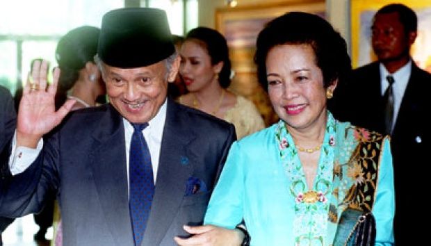 BJ Habibie didampingi Hasri Ainun Habibie. TEMPO/Bernard Chaniago