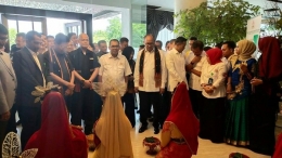 Para Tamu Kadin Indonesia Disambut Tarian Ranup lampuan @Humas Kyriad Muraya Hotel Aceh