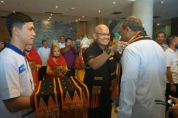 General Manager Kyriad Muraya Hotel Aceh, Bambang Pramusinto Menyambut tamu penting Ketua Umum Kadin Indonesia dengan Memberi Kain Selempang Khas Aceh @Humas Kyriad Muraya Hotel Aceh