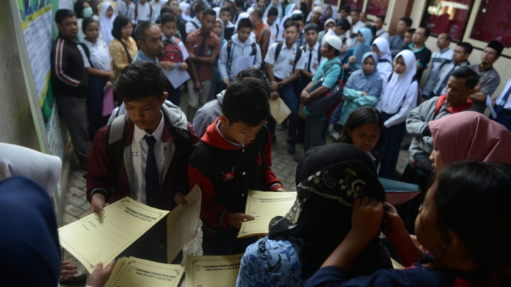 Murid antre mengambil formulir pemeriksaan kesehatan sebagai salah satu syarat pendaftaran siswa baru di SMK Negeri 2 Salatiga, Kota Salatiga, Jawa Tengah, Senin (17/6/2019). | KOMPAS/FERGANATA INDRA RIATMOKO