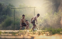 Ilusttasi kebahagiaan rakyat kecil.anak-anak main bola saat hujan.sumber : pixabay.com
