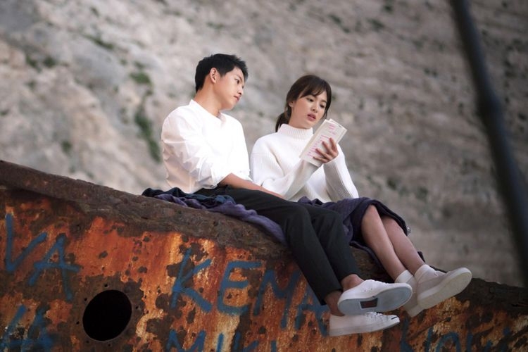 Dua bintang drama Korea, Song Joong Ki dan Song Hye Kyo, dalam Descendants of the Sun. Mereka dikabarkan akan menikah pada 31 Oktober 2017 mendatang.