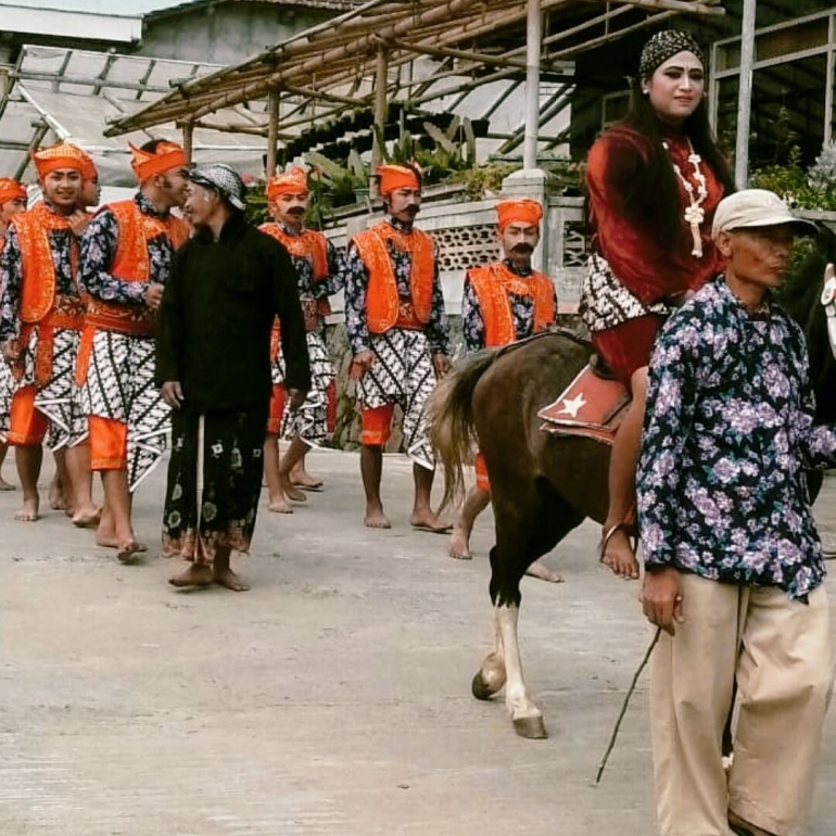 Seorang manggoloyudo terlihat memimpin arak-arakan gumreki (sumber: Dok. Pri)