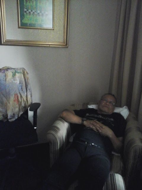 Dokpri-suami tiduran di dalam kamar hotel Sheraton.