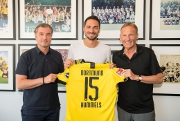 Hummels diperkenalkan secara resmi oleh Dortmund