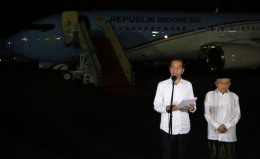 Joko Widodo didampingi Ma'ruf Amin saat konferensi pers pascaputisan MK di Lanud Halim Perdanakusuma Jakarta, pada kamis malam, (27/6/2019)