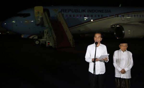 Joko Widodo didampingi Ma'ruf Amin saat konferensi pers pascaputisan MK di Lanud Halim Perdanakusuma Jakarta, pada kamis malam, (27/6/2019)