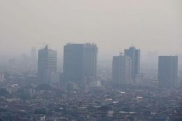 Polusi udara terlihat di langit Jakarta, Senin (3/9/2018). Menurut pantauan kualitas udara yang dilakukan Greenpeace, selama Januari hingga Juni 2017, kualitas udara di Jabodetabek terindikasi memasuki level tidak sehat (unhealthy) bagi manusia.(KOMPAS.com/KRISTIANTO PURNOMO)