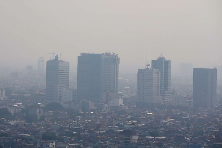 Polusi udara terlihat di langit Jakarta, Senin (3/9/2018). Menurut pantauan kualitas udara yang dilakukan Greenpeace, selama Januari hingga Juni 2017, kualitas udara di Jabodetabek terindikasi memasuki level tidak sehat (unhealthy) bagi manusia.(KOMPAS.com/KRISTIANTO PURNOMO)