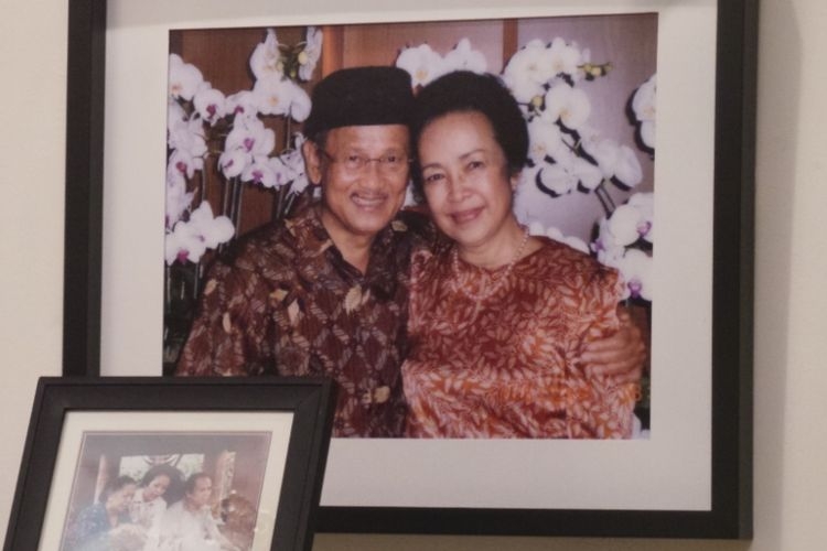 Foto Habibie dan Ainun dalam salah satu ruangan di kediaman Presiden ketiga RI BJ Habibie di kawasan Kuningan, Jakarta Selatan. (KOMPAS.com/SABRINA ASRIL)