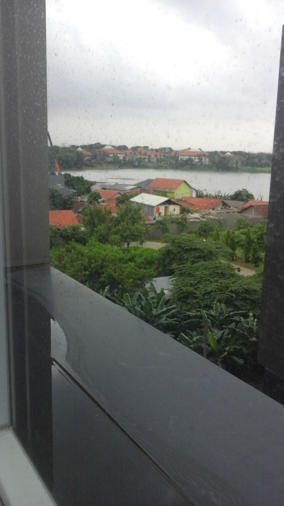 Dokpri -pemandangan dari sebuah kamar di ibis budget bandara dan daun seberang adalah kompleks hotel Sheraton Bandara