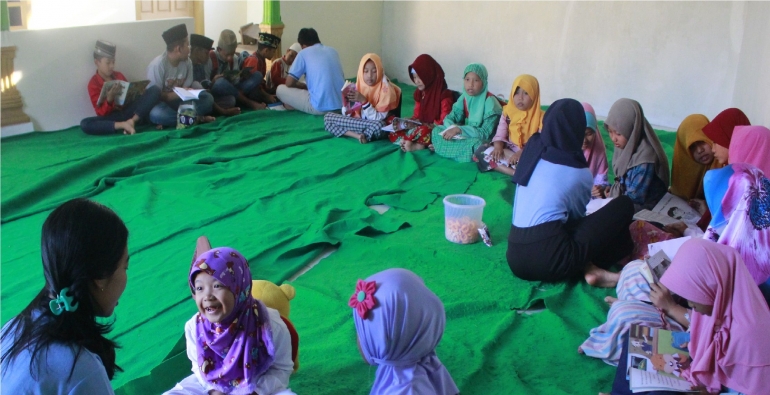 Suasana kegiatan lapak baca di Dusun Cakru'an